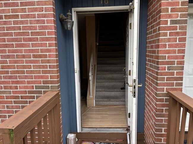 Building Photo - **NEW CARPETING** Abbey Lane Townhome 3 Beds 3 Baths!!