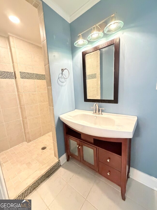 Building Photo - 560 Greencrest Dr