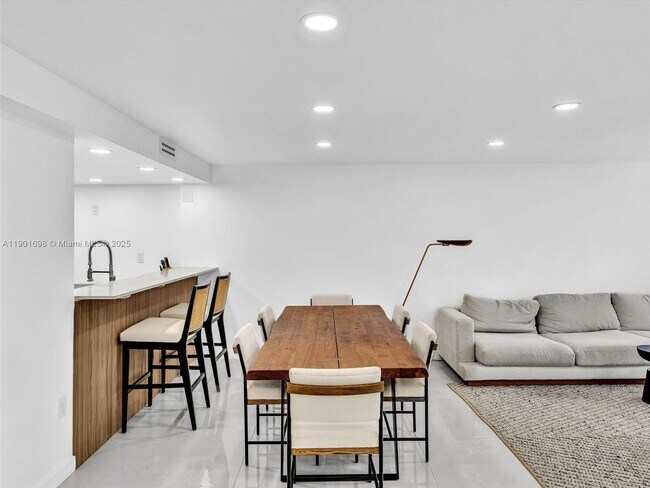 Building Photo - 10000 W Bay Harbor Dr