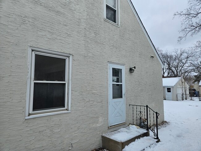 Building Photo - 5010 N Sheridan Ave