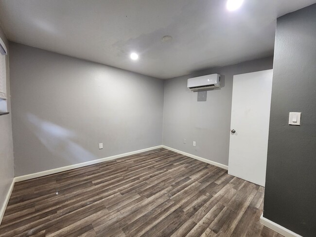 Building Photo - Remodeled 2 Bedroom in Lakewood! Great Loc...