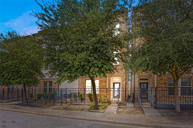 Building Photo - 707 Schwartz St