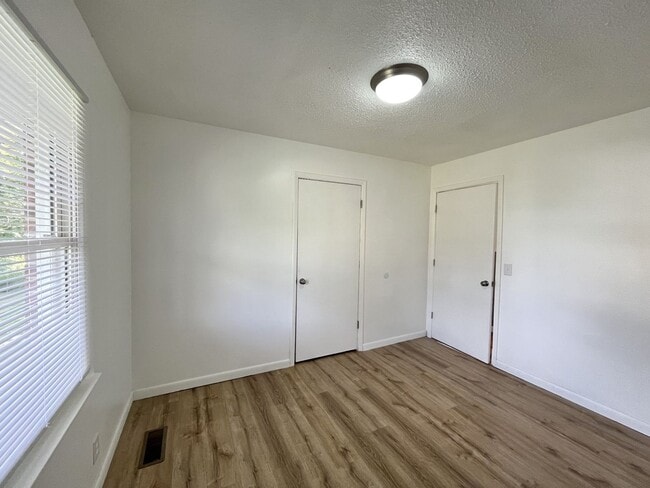 Building Photo - Brick Home W/ Big Yard