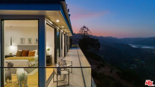 Building Photo - 1324 Stradella Rd