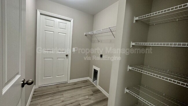 Building Photo - 327 Lester Ave S