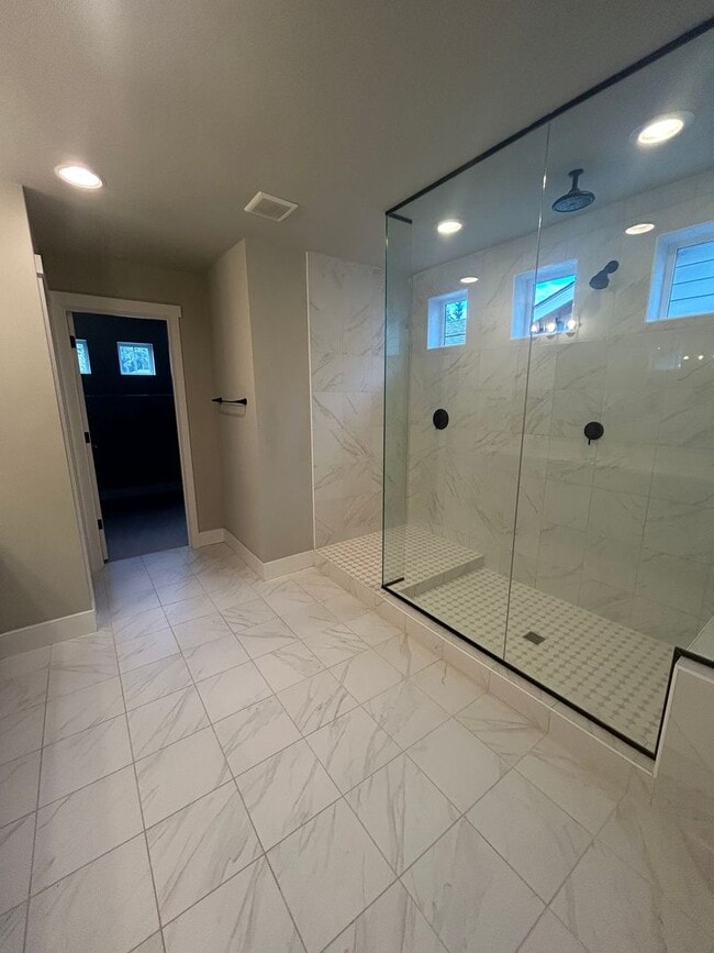 Building Photo - Spacious 4 Bed / 3.5 Bath Home in Easton C...