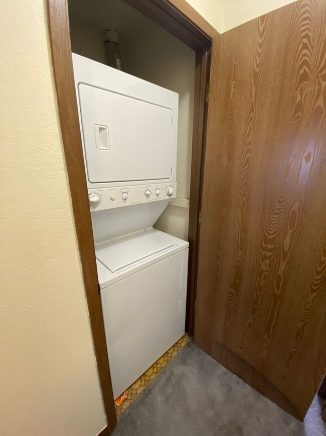 Building Photo - Spacious 2 Bedroom Condo in Eastridge! Carport Parking, Mountain View Balcony!