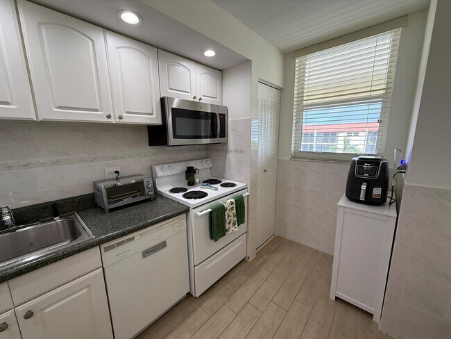 Building Photo - 5300 NE 24th Terrace