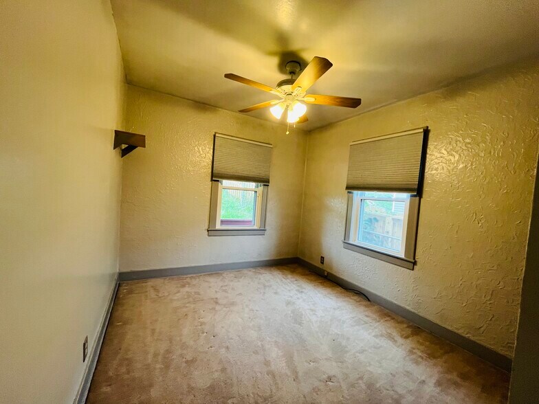 Building Photo - 703 Laura St