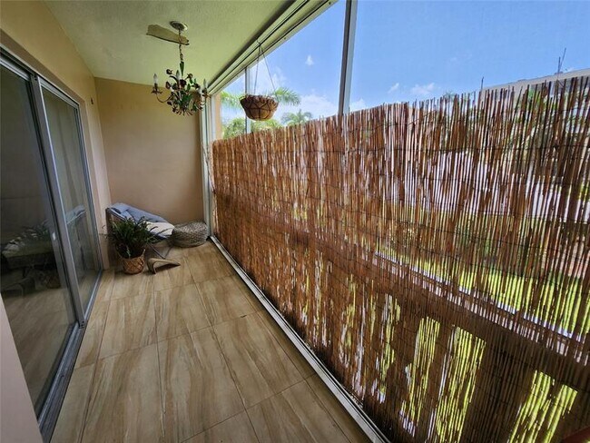 Building Photo - 219 NE 14th Ave