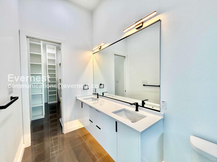 Building Photo - 426 Avenue L Ave