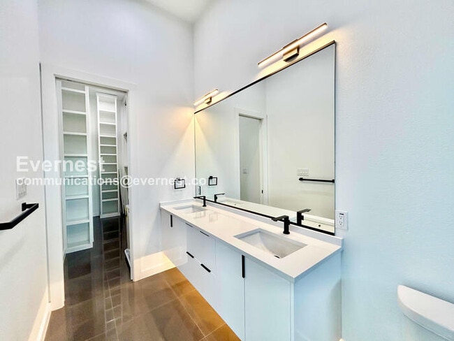 Building Photo - 426 Avenue L Ave