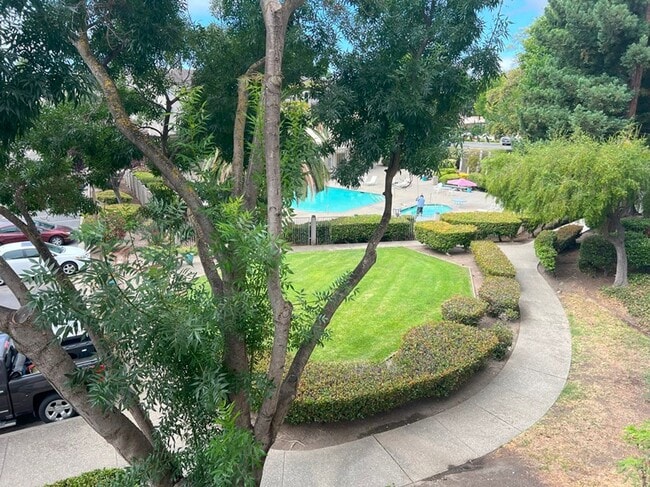 Building Photo - STUNNING 2bd/2ba PET FRIENDLY, UPDATED, LV...