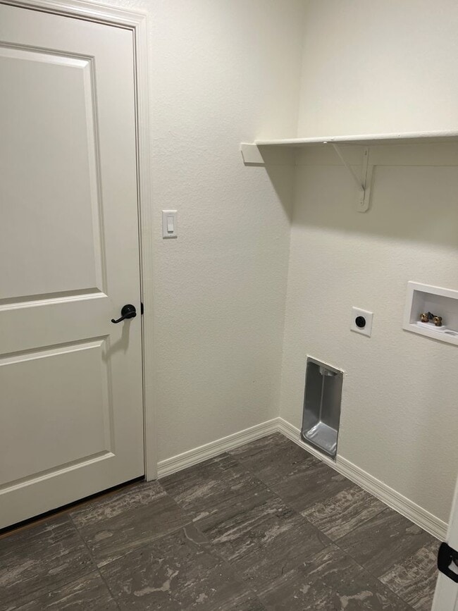 Building Photo - 3 Bedroom 2 Bath Home with fencing in San ...