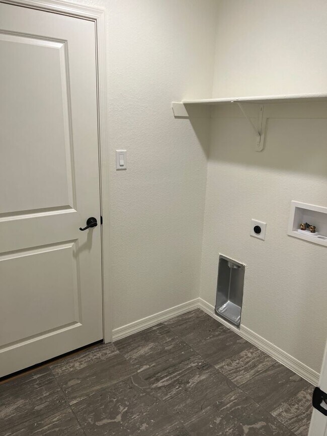 Building Photo - 3 Bedroom 2 Bath Home with fencing in San Luis AZ.