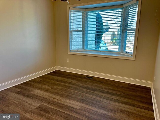 Building Photo - 18 Dundee Mews