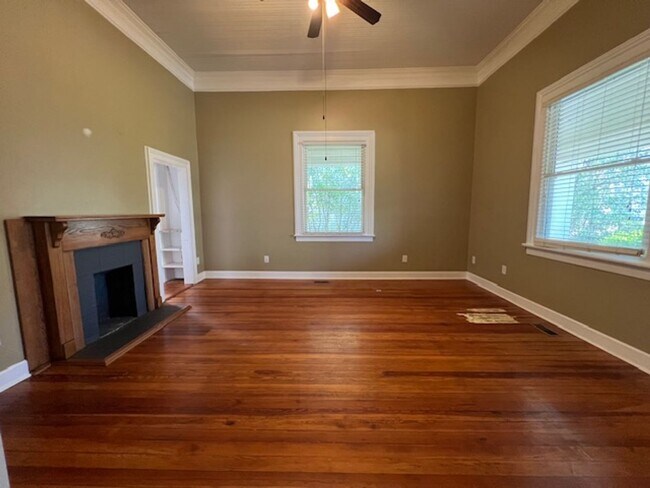 Building Photo - 217 White Oak St