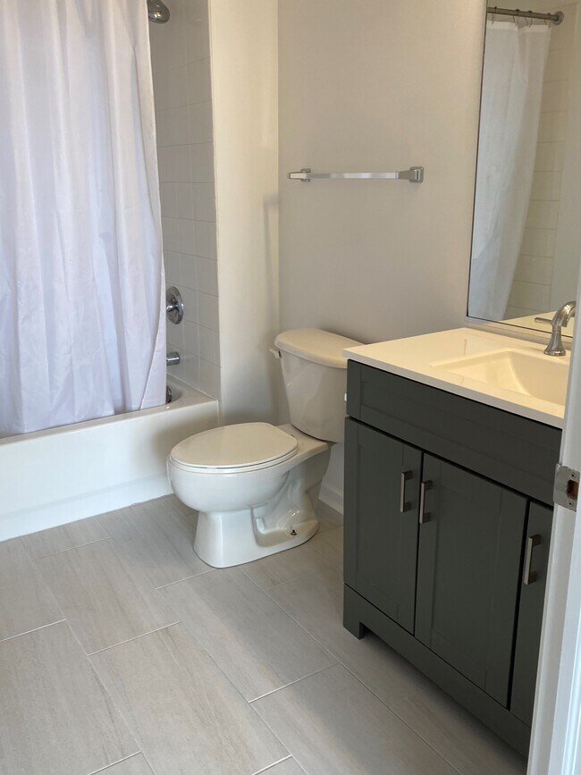 full bathroom - 645 N Kingsbury St
