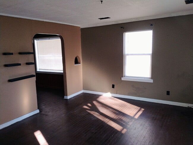 Building Photo - 2 bed 1 bath