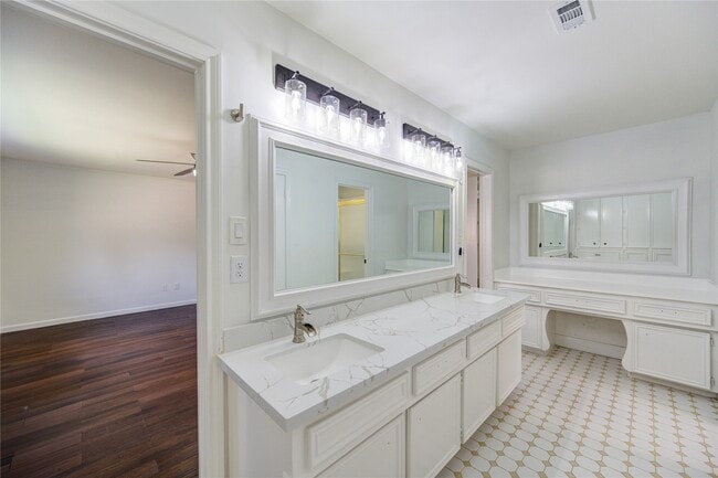Building Photo - 5930 Miller Valley Dr