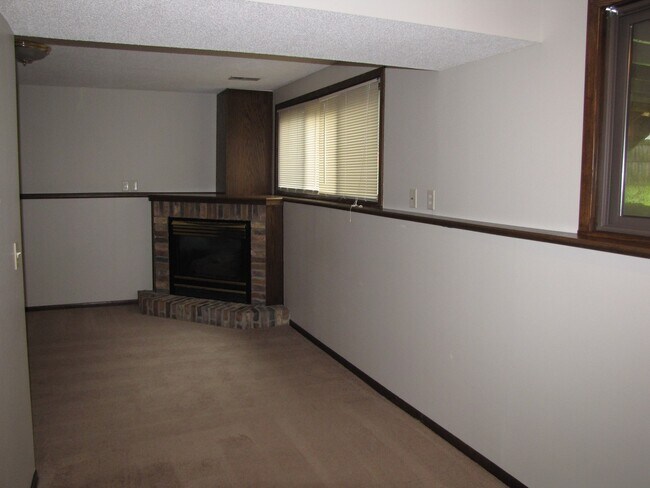 Building Photo - Great location *4Bed*2Bath home in Cottage Grove. Avail NOW.