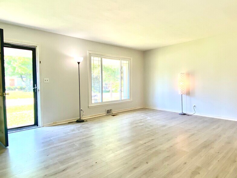 Building Photo - 8003 Broadfern Dr