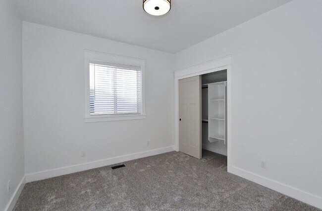 Building Photo - Immaculate Single-Level Patio Home