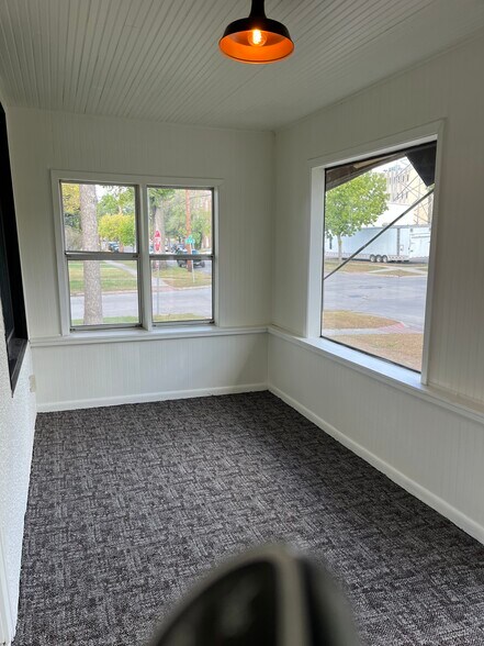 3 Season Porch - 401 9th St S
