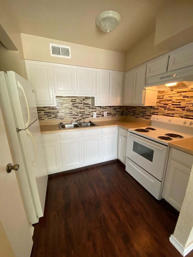 Building Photo - Courtyard on Calmont