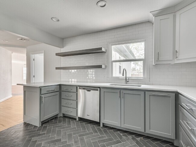 Building Photo - Beautiful Home Just Minutes from the OU Campus!