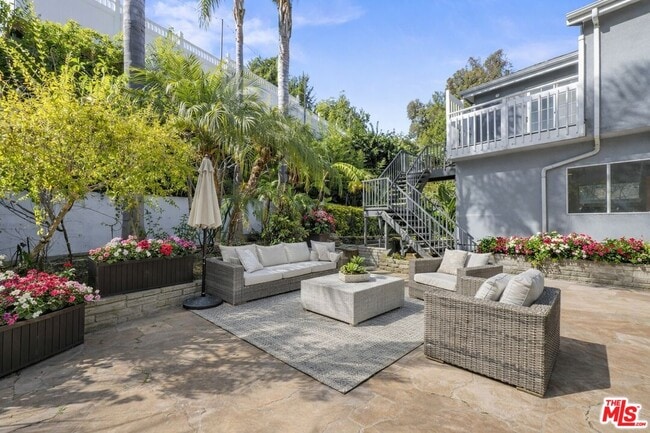 Building Photo - 865 Warner Ave