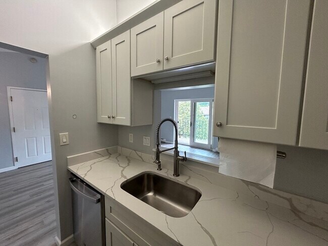 Building Photo - 32 Maple Crest Cir