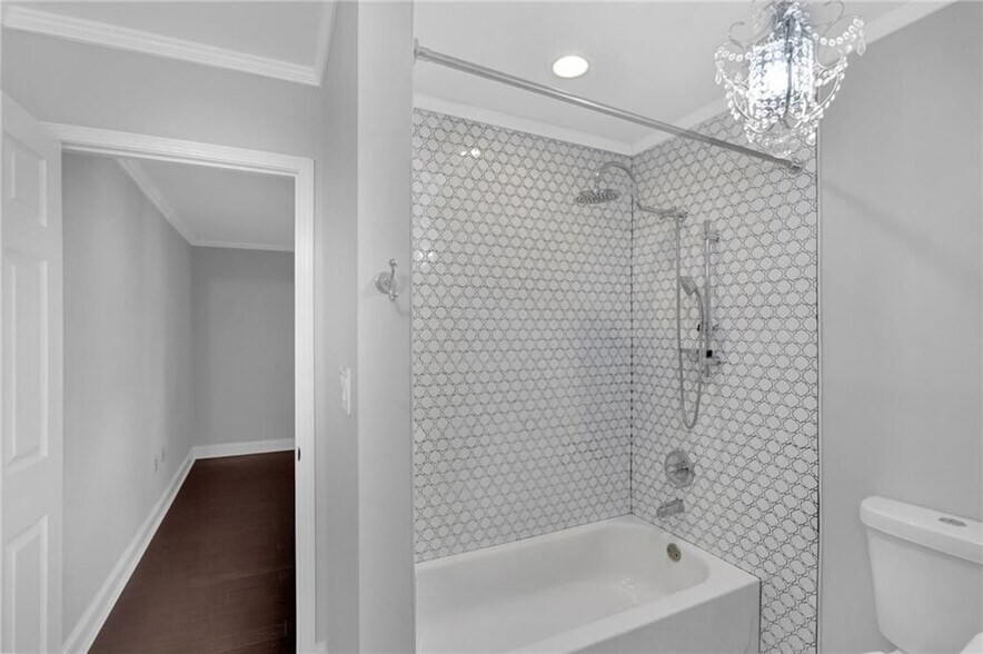 Building Photo - 1104 Pine Heights Dr NE