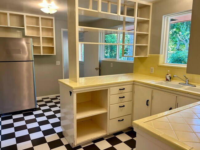 Building Photo - Meadowbrook Home