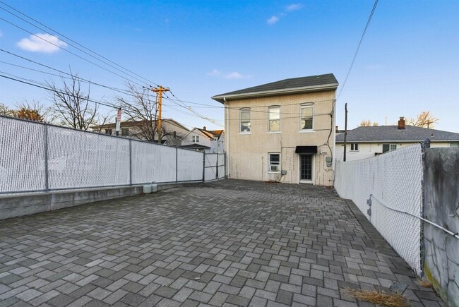 Building Photo - 320 Clarendon St