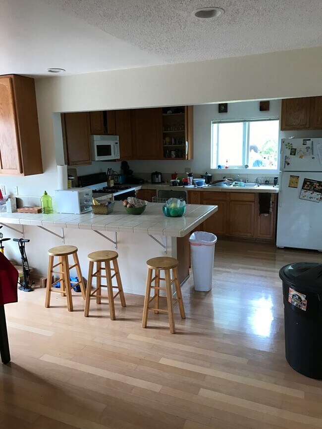 Building Photo - *DEPOSIT PENDING* 4 Bedroom 3 Bathroom House w/ Enclosed Yard!