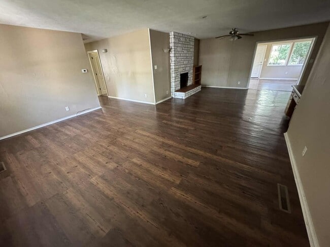 Building Photo - Cute 3 bedroom house in southwest Springfield!!