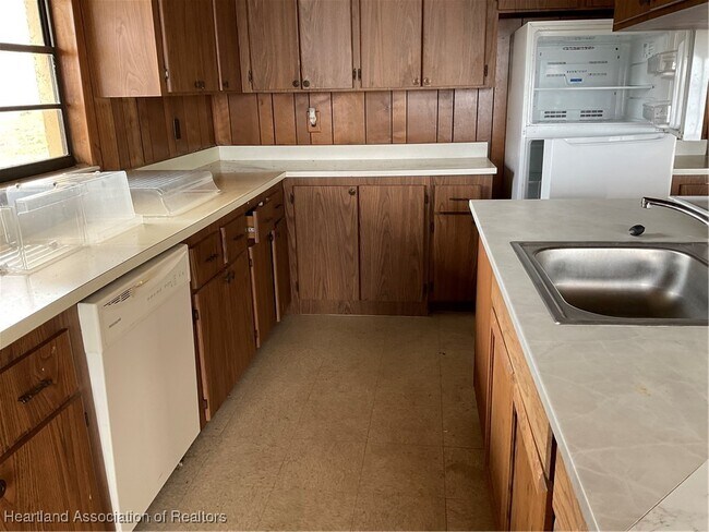Building Photo - 1025 Lakeview Dr
