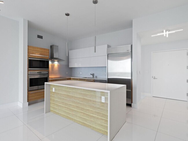 Building Photo - 2020 N Bayshore Dr