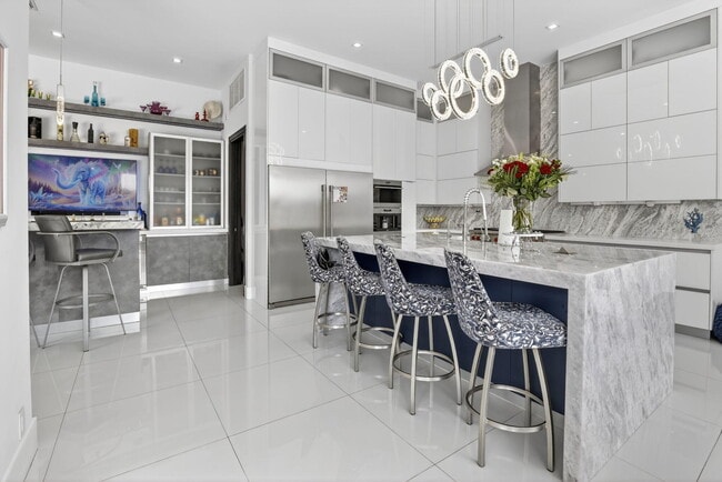 Building Photo - 334 Isle of Capri Dr