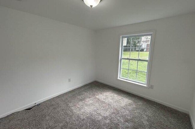 Building Photo - 325 Sectionline St