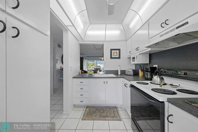 Building Photo - 460 Paradise Isle Blvd