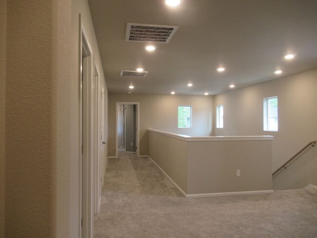 Building Photo - Large 5 bedroom, 2.75 bath home in Covington