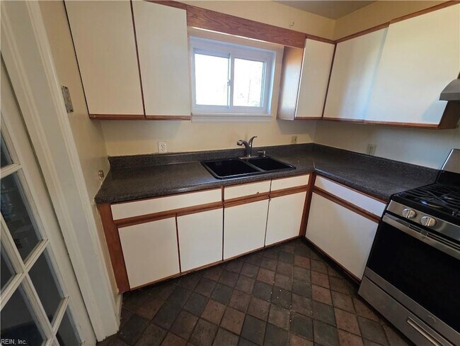 Building Photo - 618 Beach View St