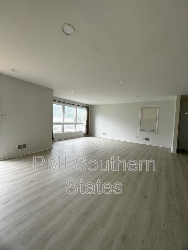 Building Photo - 205 Ellington Dr