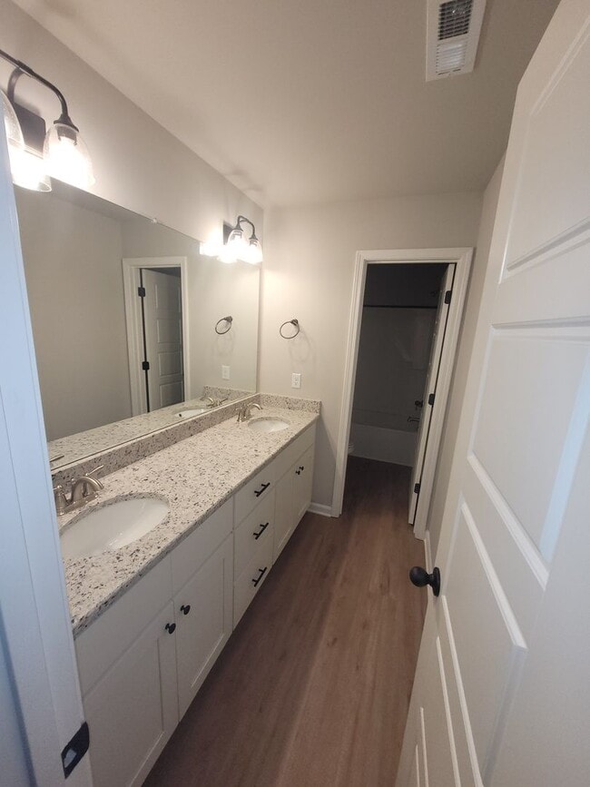 Building Photo - 4 bedroom 2.5 bath