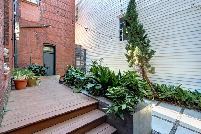 Building Photo - 415 Whitaker St