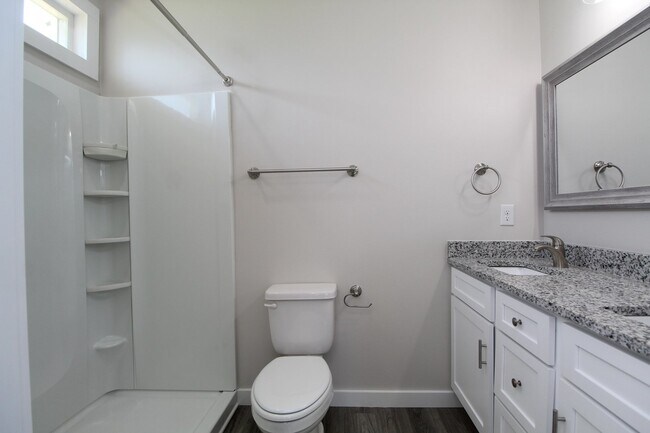 Building Photo - Spacious 3BR/2BA Home with Move-In Special...