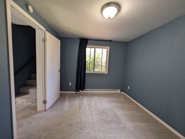 Building Photo - Valley Townhome, 3BD/1.5BA, Fully Fenced Y...