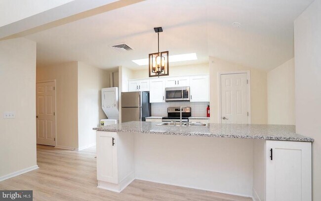 Building Photo - 11 Cranbury Rd